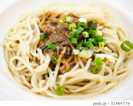 ジャージャー麺 炸醤麺 胡麻 31464779