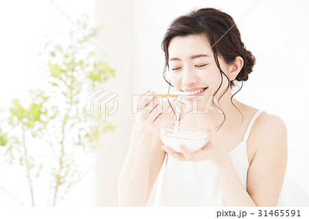 ビューティー　ヨーグルト　乳製品　女性　スキンケア　ビューティ　若い女性　美容 31465591