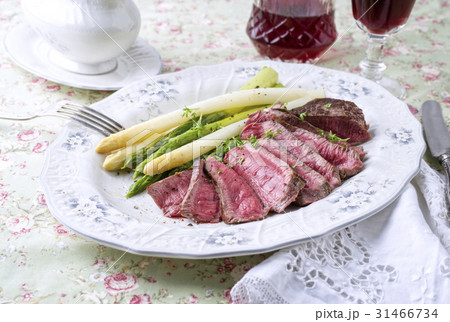 Point Steak with Green Asparagus 31466734
