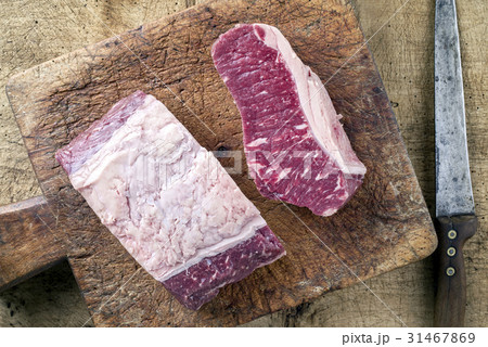 Wagyu Roastbeef on old Cutting Board 31467869