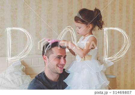 Little girl with father wearing crowns. Fathers 31469807