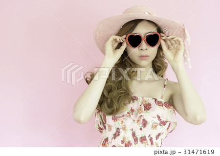 beautiful young woman enjoy summer vacation  31471619