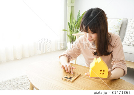家探しをする若い女性 31471862