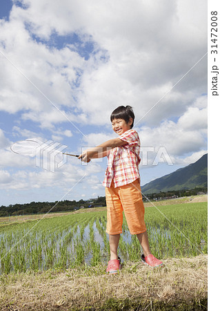 田畑で遊ぶ子供 31472008