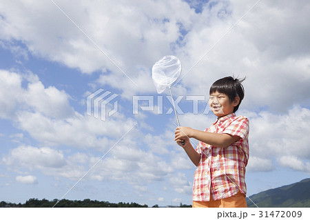 網を持って遊ぶ子供 31472009