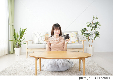 家計を計算する若い女性 31472064