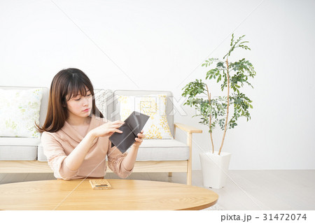 家計を計算する若い女性 家計を計算する若い女性 31472074