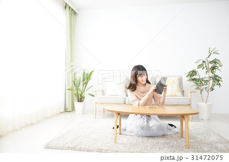 家計を計算する若い女性 家計を計算する若い女性 31472075