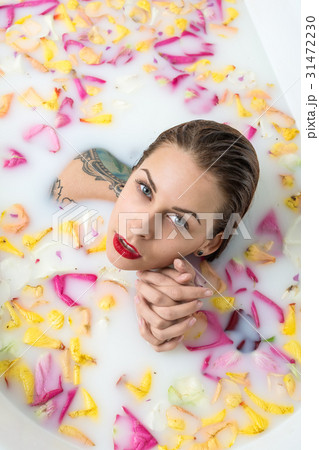 Tattooed girl relaxing in bath 31472230
