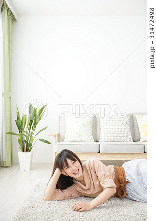 自宅でリラックスをする若い女性 31472498