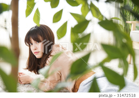 自宅でリラックスをする若い女性 自宅でリラックスをする若い女性 31472518