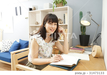 自宅で勉強をする若い女性 31473133