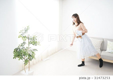 家事・掃除をする若い女性 家事・掃除をする若い女性 31473253
