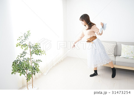 家事・掃除をする若い女性 31473254