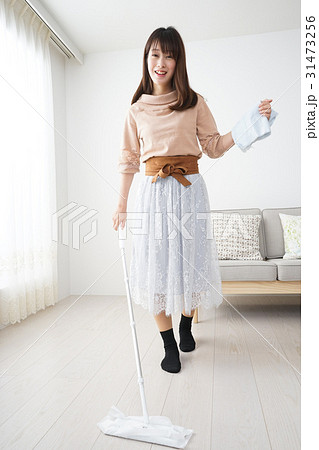 家事・掃除をする若い女性 家事・掃除をする若い女性 31473256