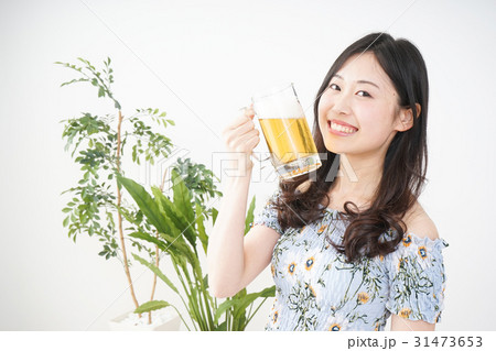 ビールを飲む若い女性 31473653