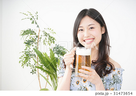 ビールを飲む若い女性 ビールを飲む若い女性 31473654