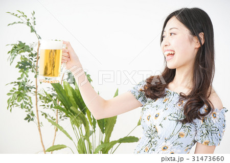 ビールを飲む若い女性 ビールを飲む若い女性 31473660
