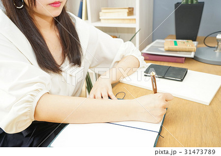 自宅で受験勉強をする若い女性 自宅で受験勉強をする若い女性 31473789