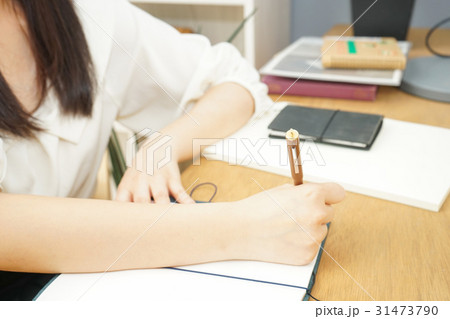 自宅で受験勉強をする若い女性 自宅で受験勉強をする若い女性 31473790