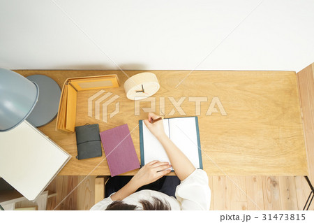 自宅で受験勉強をする若い女性 31473815