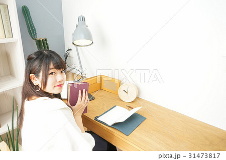 自宅で受験勉強をする若い女性 31473817