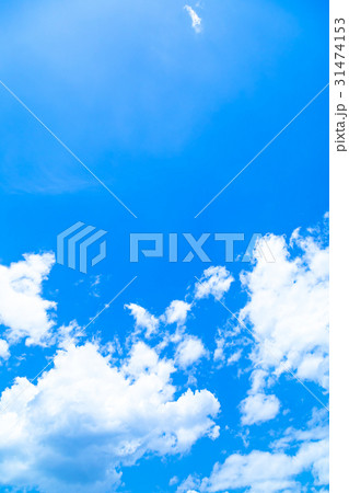梅雨入れ前の晴れ間　空　雲　コピースペース　積雲　初夏の空　広いコピースペース 31474153
