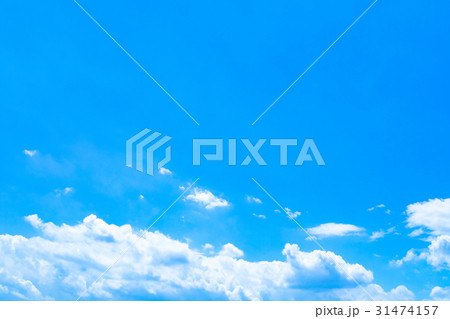 梅雨入れ前の晴れ間　空　雲　コピースペース　積雲　初夏の空　広いコピースペース 31474157