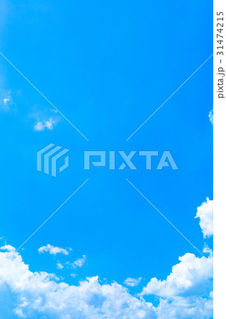 梅雨入れ前の晴れ間　空　雲　コピースペース　積雲　初夏の空　広いコピースペース 31474215