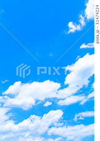 梅雨入れ前の晴れ間　空　雲　コピースペース　積雲　初夏の空　広いコピースペース 31474224