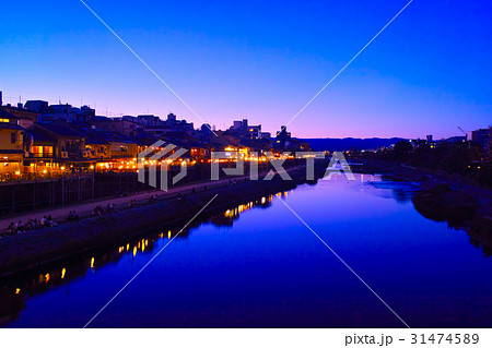 鴨川と納涼床の夜景 鴨川と納涼床の夜景 31474589