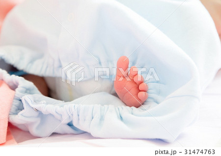 生後間もない赤ちゃんと授乳する母親 ママ 生まれたて乳児 産婦人科 個室 ベイビー ベビー ぼかし 生後間もない赤ちゃんと授乳する母親 ママ 生まれたて乳児 産婦人科 個室 ベイビー ベビー ぼかし 31474763