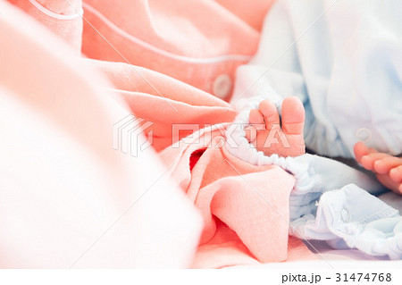生後間もない赤ちゃんと授乳する母親 ママ 生まれたて乳児 産婦人科 個室 ベイビー ベビー ぼかし 生後間もない赤ちゃんと授乳する母親 ママ 生まれたて乳児 産婦人科 個室 ベイビー ベビー ぼかし 31474768