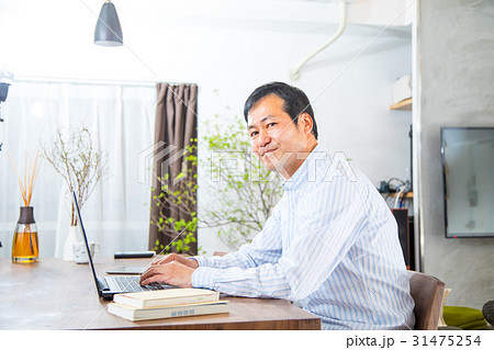 パソコンを見る中年男性　ミドル世代　中高年　短髪の男性　カジュアル　普段着　男の人 31475254