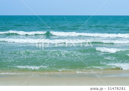 Waves in the ocean and sand on the beach 31476281