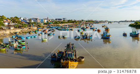 Traditional vietnamese fishing village 31476878