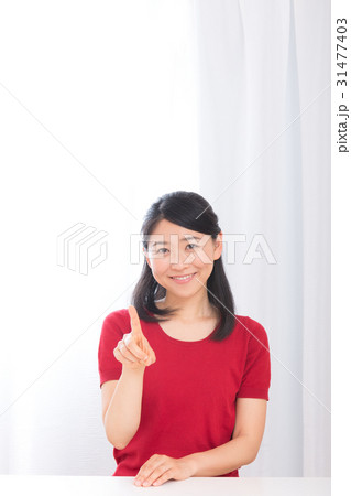 女性タッチパネル操作イメージ 女性タッチパネル操作イメージ 31477403