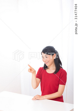 女性タッチパネル操作イメージ 女性タッチパネル操作イメージ 31477404