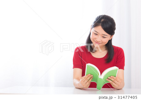 読書する女性イメージ 読書する女性イメージ 31477405