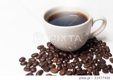 Coffee cup and beans on a white background. 31477480