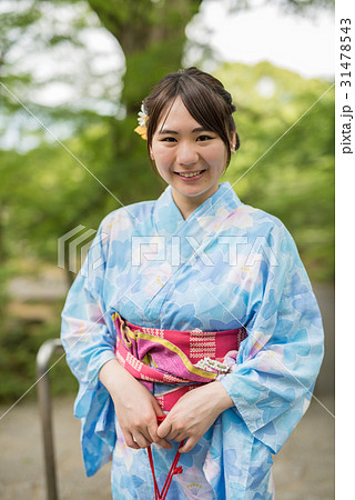 浴衣で観光を楽しむ女性 31478543