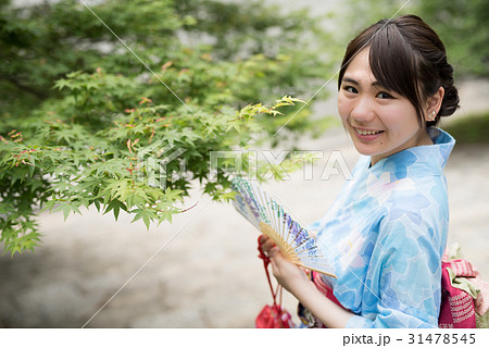 浴衣で観光を楽しむ女性 31478545