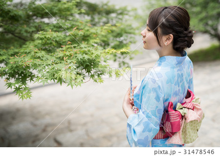 浴衣で観光を楽しむ女性 浴衣で観光を楽しむ女性 31478546