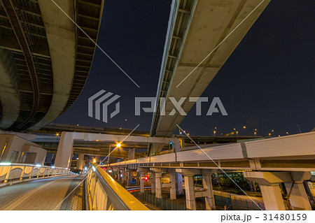 天保山の高速と地下鉄の高架橋 31480159
