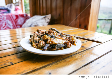 plate with chicken and mushrooms 31481431