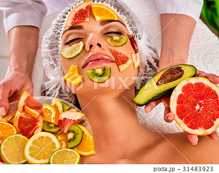 Facial mask from fresh fruits for woman 31483923