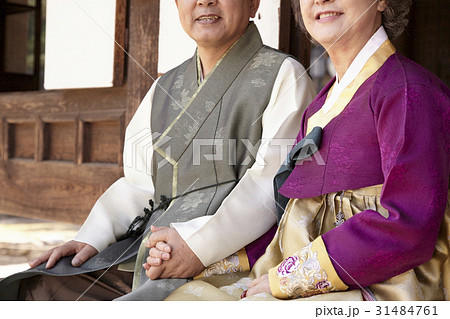 夫婦 手を引く 手をにぎる 31484761