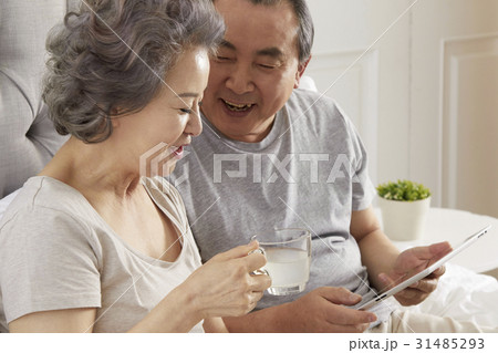 デジタル技術 夫婦 タブレットピーシー 31485293