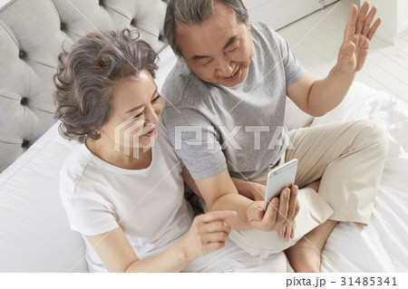 60代 夫婦 ビデオ通話 31485341