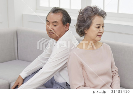 感情 リビングルーム 夫婦 31485410